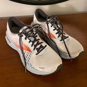 White Brooks running shoe